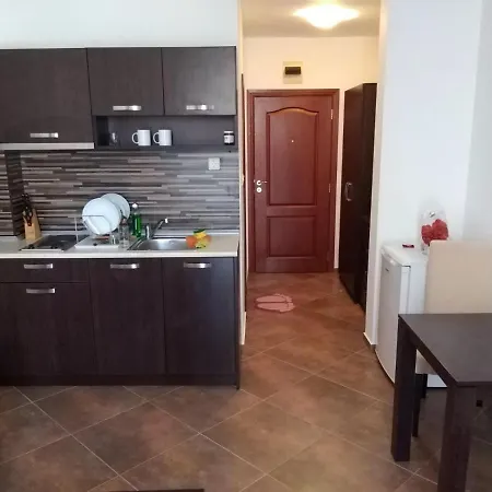 Apartment обзаведено студио 25 кв м с една спалня, оборудвана кухня и балкон, подходящо за двама човека *